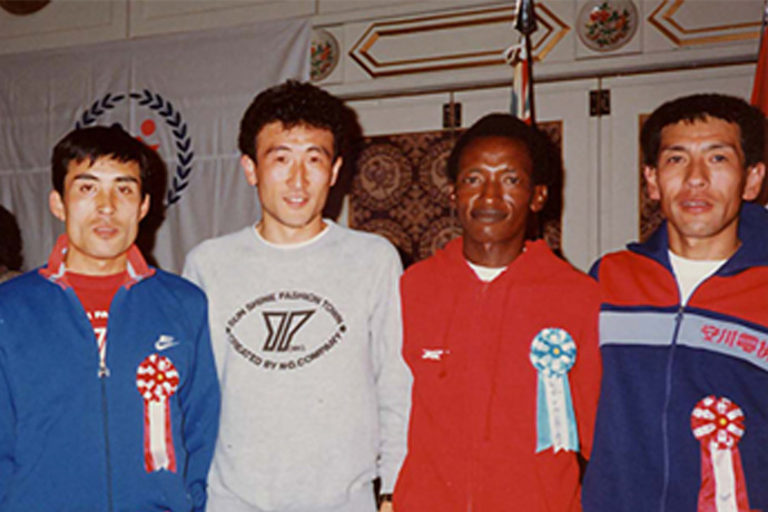82年度「福岡国際マラソン」にてイカンガー選手とともに。 左から森田、原口、イカンガー、井上