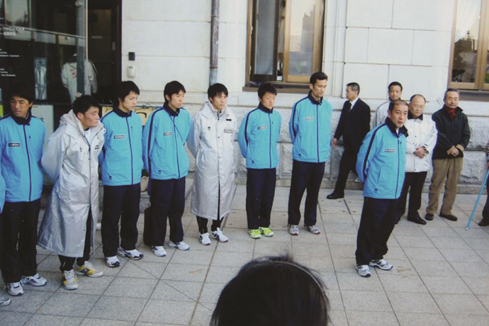 03年度「全日本実業団駅伝」で、大応援団を前にする選手たち