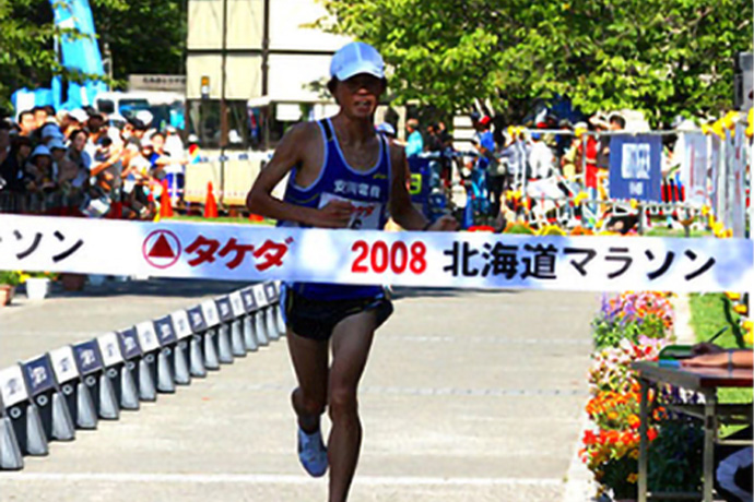 >08年度「北海道マラソン」2位入賞を果たした中本
