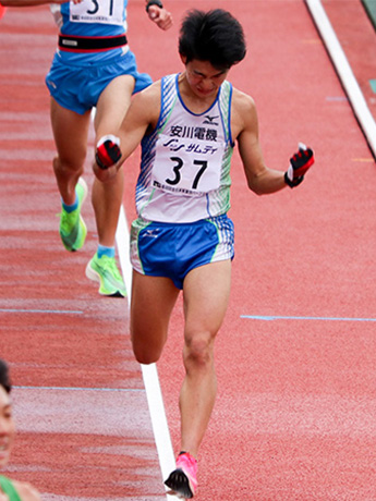 2020年「全日本実業団ハーフマラソン」で日本人トップとなる2位でゴールする古賀